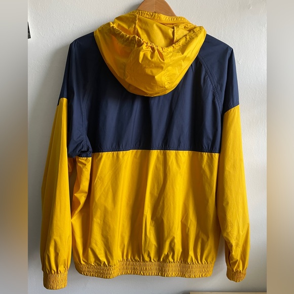Nike pull over windbreaker. - Picture 2 of 4